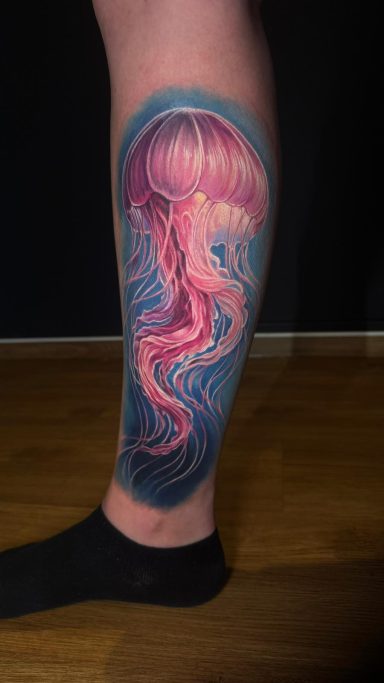 Buntes Tattoo einer Qualle am Unterschenkel. Tattoo von Anne Schwarte.