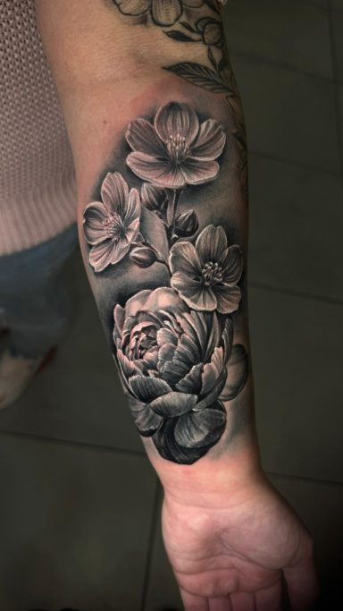 Schwarz-weißes Tattoo von Blumen. Tattoo von Anne Schwarte.