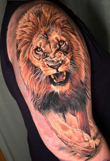 Buntes Löwentattoo. Tattoo von Anne Schwarte.