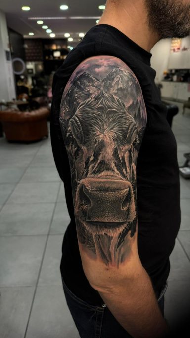Tattoo eines Kuhportraits. Tattoo von Anne Schwarte.