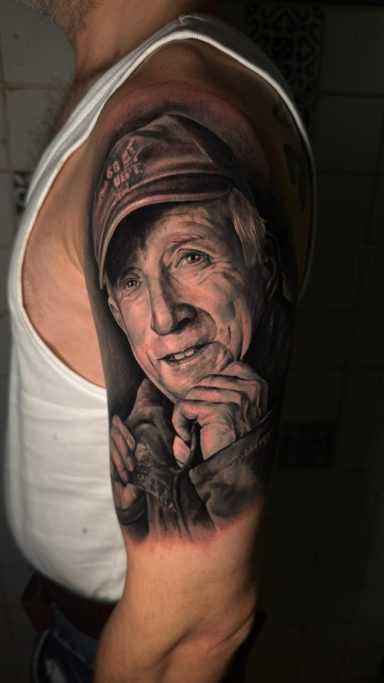 Tattoo Portrait eines älteren Mannes. Tattoo von Anne Schwarte.