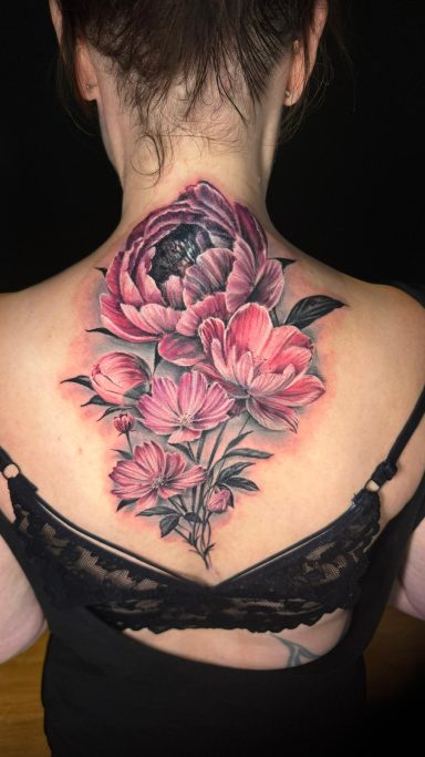 Buntes Blumen Tattoo. Tattoo von Anne Schwarte.