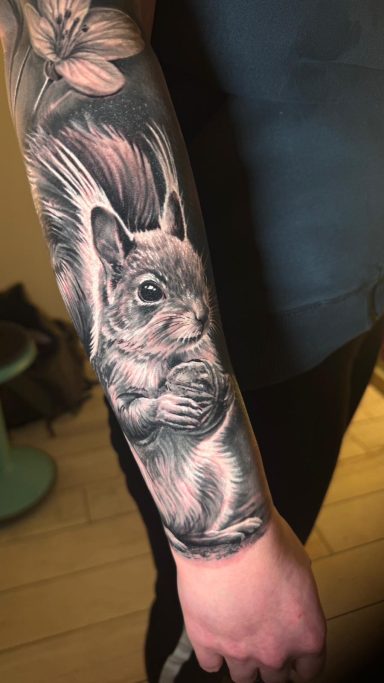 Tattoo eines Eichhörnchens. Tattoo von Anne Schwarte.