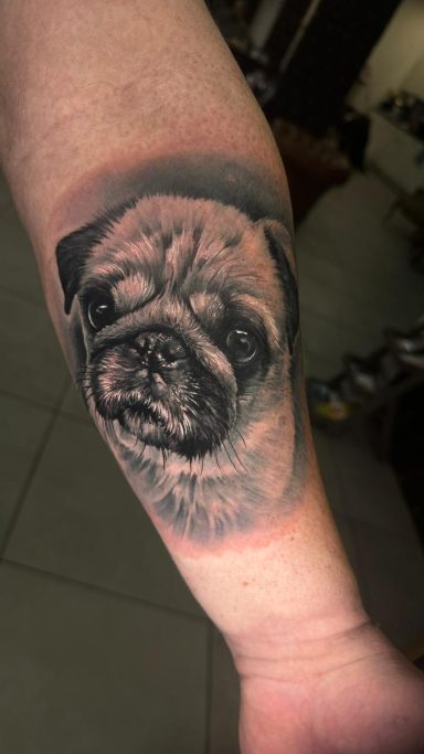 Tattoo eines Hundeportraits. Tattoo von Anne Schwarte.