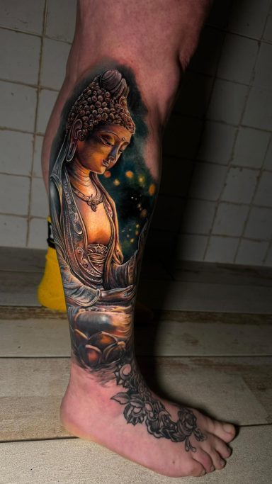 Buntes Buddha Tattoo. Tattoo von Anne Schwarte.