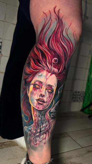 Bunter Tattoo einer Meerjungfrau. Tattoo von Anne Schwarte.