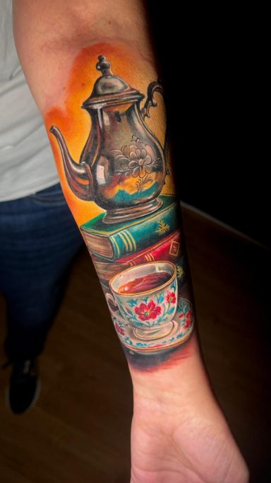 Buntes Teekannen Tattoo. Tattoo von Anne Schwarte.