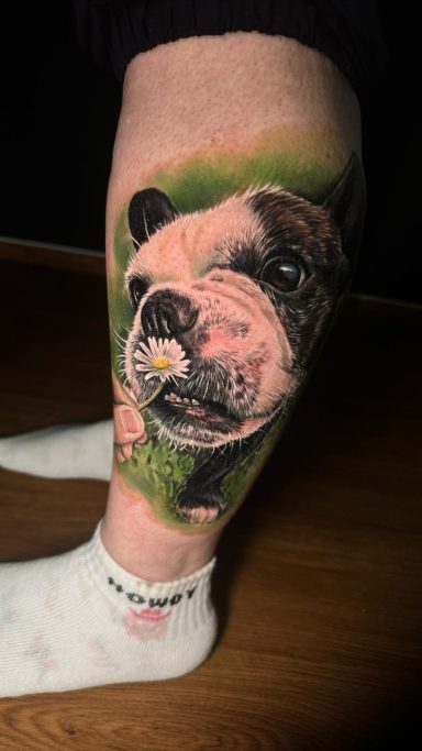 Buntes Hundeportrait Tattoo. Tattoo von Anne Schwarte.