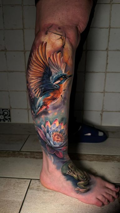Buntes Vogel und Blumen Tattoo. Tattoo von Anne Schwarte.