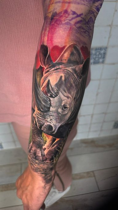 Buntes Tattoo eines Nashorns. Tattoo von Anne Schwarte.