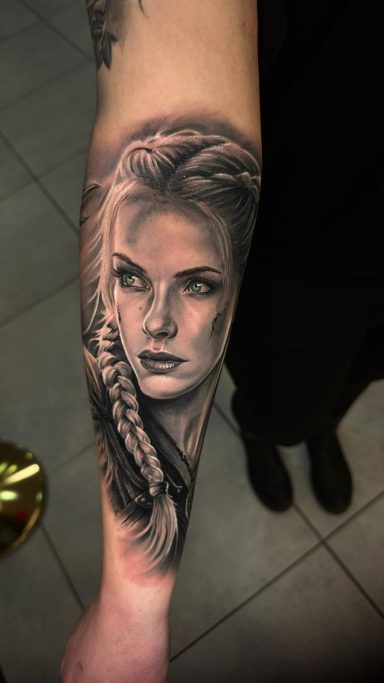 Tattoo Portrait einer Frau. Tattoo von Anne Schwarte.