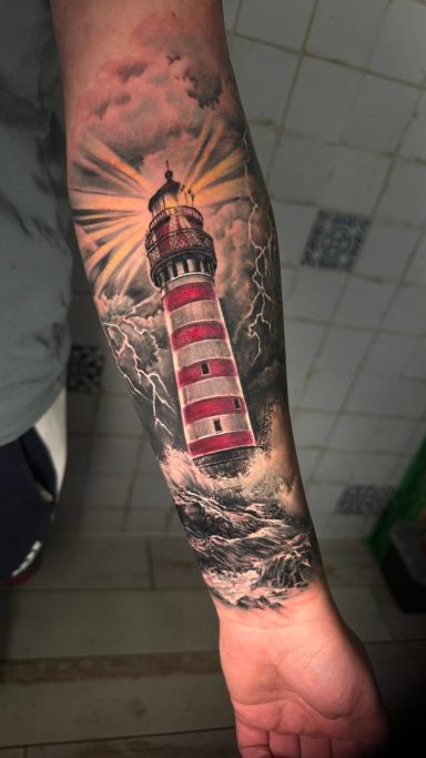 Buntes Leuchtturm Tattoo. Tattoo von Anne Schwarte.