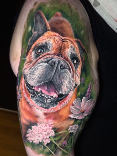 Buntes Hundeportrait Tattoo. Tattoo von Anne Schwarte.