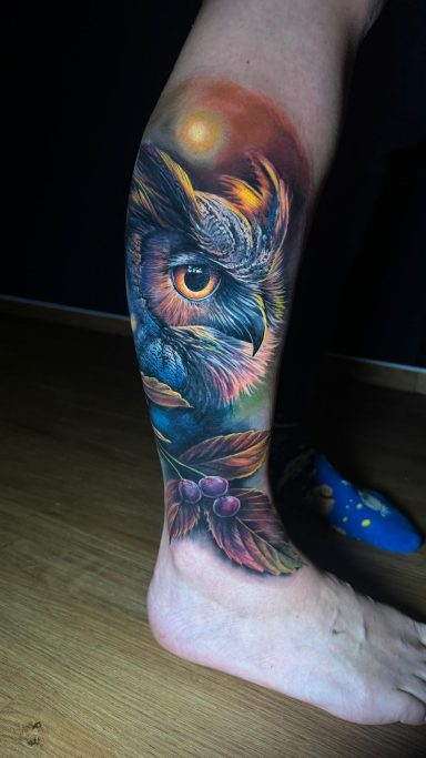 Buntes Tattoo einer Eule. Tattoo von Anne Schwarte.